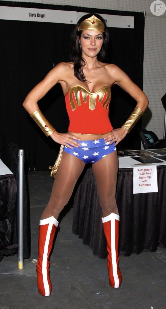 A modelo Adrianne Curry apostou na Mulher-Maravilha para prestigiar o evento e game 'Big Apple Comic Con', que aconteceu em Nova York, nos Estados Unidos em outubro de 2009