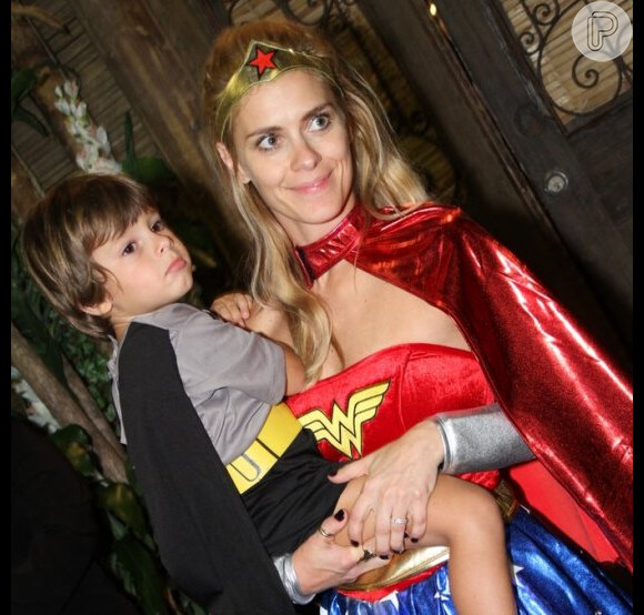 A bela Carolina Dieckmann comemorou o aniversário de 4 anos do filho José fantasiada de Mulher-Maravilha, em agosto de 2011