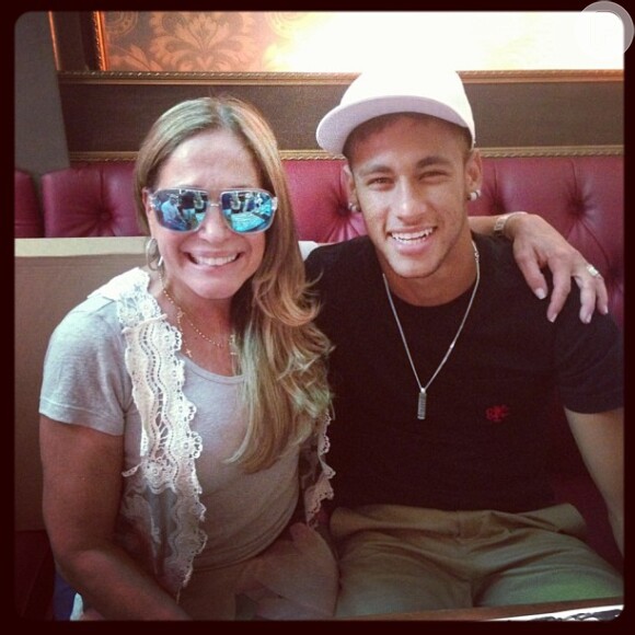 Susana posa com Neymar durante almoço em São Paulo