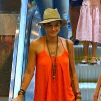 Débora Nascimento passeia estilosa em shopping do Rio e deixa pernas à mostra