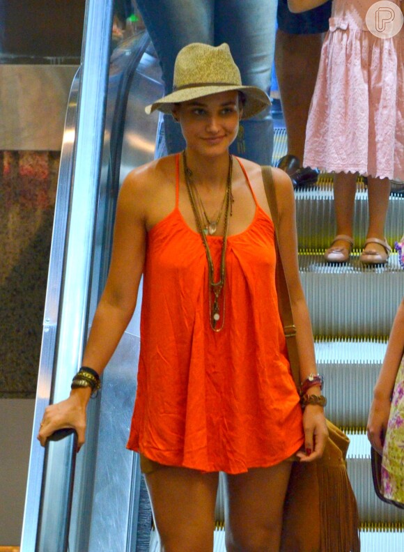 Débora Nascimento passeia estilosa em shopping do Rio e deixa pernas à mostra, neste sábado, 28 de fevereiro de 2015