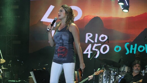 Grávida, Fernanda Gentil apresenta show em homenagem aos 450 anos do Rio