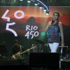 Fernanda Gentil usou um look despojado para apresentar o show em homenagem aos 450 anos do Rio