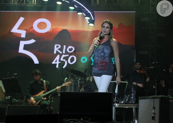 Fernanda Gentil usou um look despojado para apresentar o show em homenagem aos 450 anos do Rio