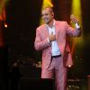 Diogo Nogueira se apresentou no evento em homenagem aos 450 anos do Rio de Janeiro com um estilo terno rosa