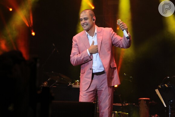 Diogo Nogueira se apresentou no evento em homenagem aos 450 anos do Rio de Janeiro com um estilo terno rosa