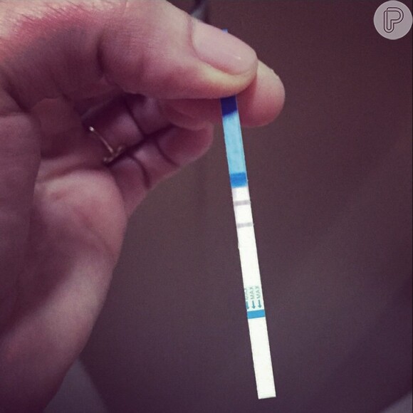 Luana Piovani mostrou o teste de farmácia que confirmou sua gravidez