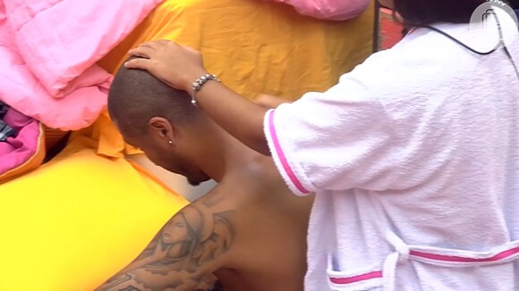 Amanda faz massagem na nuca de Fernando após brother reclamar de desconforto