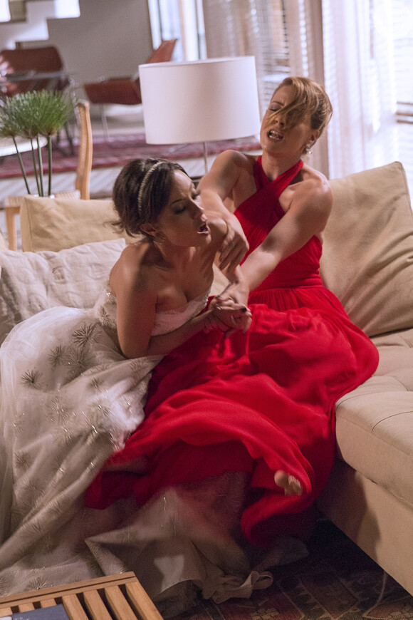 Maria Clara (Andreia Horta) e Cristina (Leandra Leal) se enfrentam em uma luta corporal, momentos antes do casamento com Vicente (Rafael Cardoso), em 'Império', em 09 de março de 2015