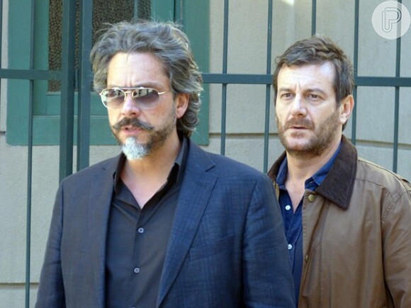 Zé Alfredo (Alexandre Nero) sai com Josué  (Roberto Birindelli) em busca de Fabrício Melgaço, em 'Império'