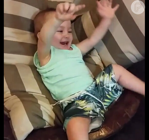 Filho de Ana Hickmann aparece rindo enquanto brinca com os pais, em 2 de março de 2015. Veja vídeo!