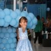 A filha de Ticiane Piinheiro e Roberto Justus, Rafaella Justus, escolheu um vestido azul digno de uma princesa para ir ao aniversário