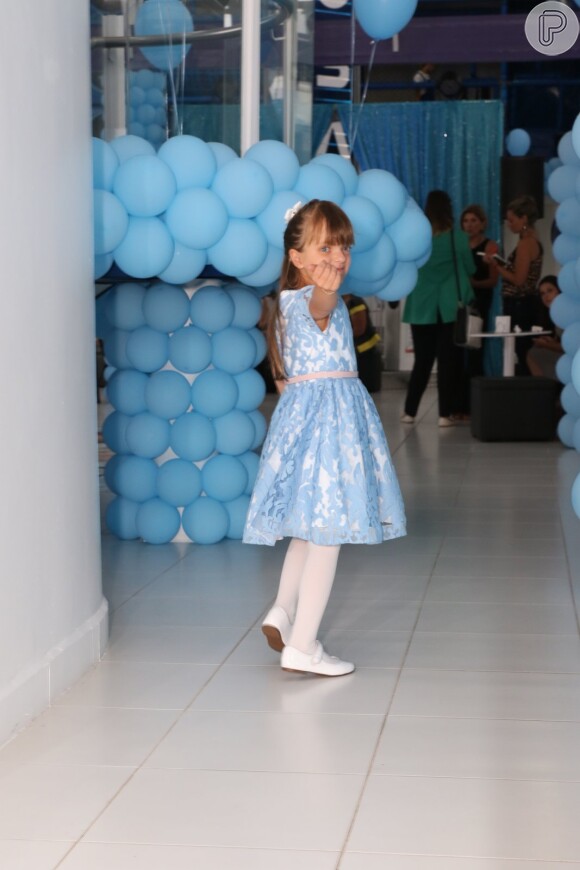 A filha de Ticiane Piinheiro e Roberto Justus, Rafaella Justus, escolheu um vestido azul digno de uma princesa para ir ao aniversário
