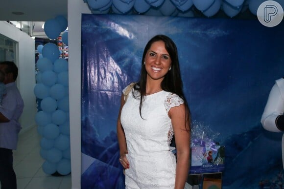 Com um look todo branco e comportado, Graciele Lacerda foi à festa de aniversário das filhas de Luciano
