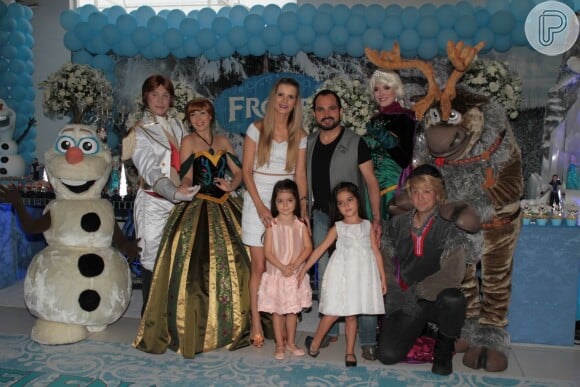 Com os personagens de 'Frozen', Luciano posa para fotos com as filhas, Isabella e Helena