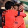 Neymar abraçou Luis Suárez, que também marcou um gol