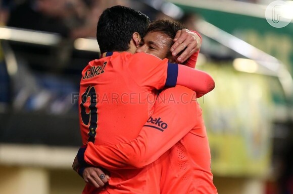 Neymar abraçou Luis Suárez, que também marcou um gol