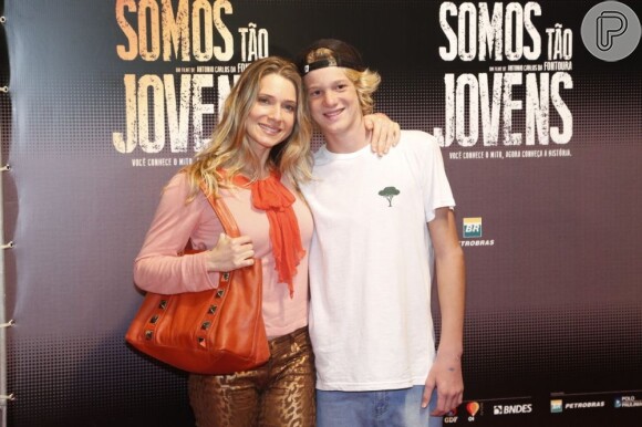 Letícia Spiller levou como companhia o filho Pedro, fruto de seu relacionamento com Marcelo Novaes, à pré-estreia do longa-metragem 'Somos Tão Jovens'
