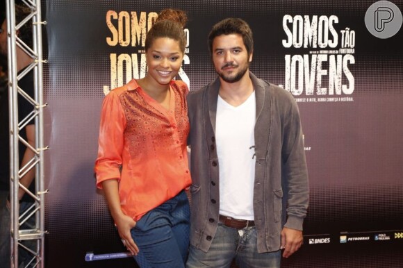 Juliana Alves foi com o namorado, Guilherme Duarte, à pré-estreia do longa-metragem 'Somos Tão Jovens'