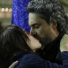 Na pele de Cora, Marjorie Estiano beija Alexandre Nero na cena em que tenta salvar o Comendador de um assassinato