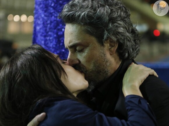 Na pele de Cora, Marjorie Estiano beija Alexandre Nero na cena em que tenta salvar o Comendador de um assassinato