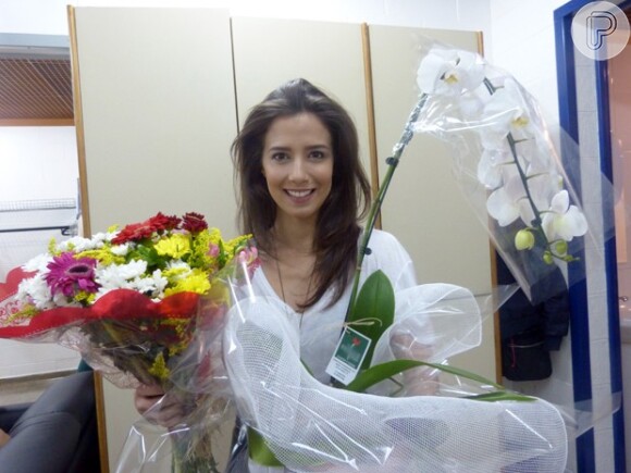 A atriz recebeu flores de colegas de elenco e da produção na sua despedida das gravações da novela