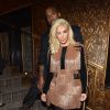 Kim Kardashian surge com visual platinado ao lado do marido, Kanye West