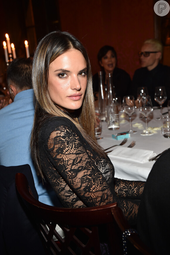 Alessandra Ambrosio marca presença no jantar promovido pela Balmain após o desfile da grife na Semana de Moda de Paris, na França