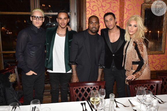Jared Leto, Lewis Hamilton, Kanye West, Olivier Rousteing e Kim Kardashian posam no jantar promovido pela Balmain após o desfile da grife na Semana de Moda de Paris, na França