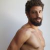 Cauã Reymond gerou burburinho ao posar pelado, coberto apenas por uma toalha, para o fotógrafo Mario Testino