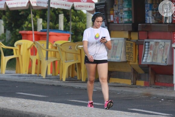Fernanda Gentil caminhou pela orla da Barra da Tijuca enquanto ouvia música
