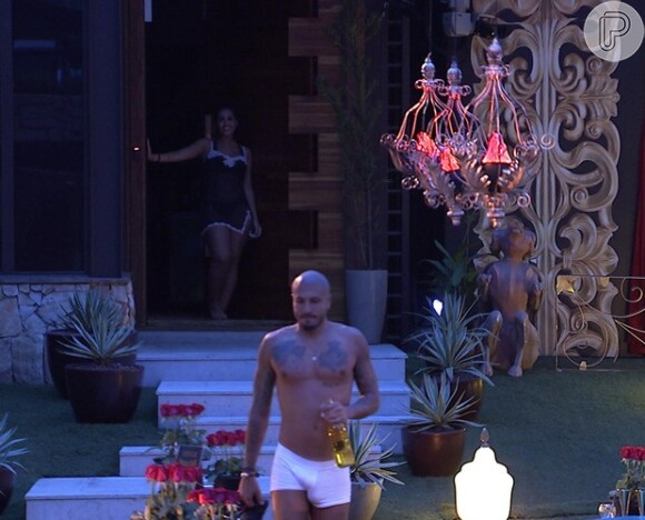 Fernando visita Amanda usando apenas cueca boxer branca