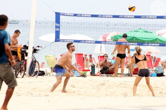 Fernanda Lima e Rodrigo Hilbert também jogaram uma partida de vôlei de praia