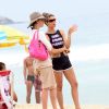 Fernanda Lima e Rodrigo Hilbert curtiram a tarde deste sábado, 7 de março de 2015, na praia do Leblon, na Zona Sul do Rio. Durante o passeio, a apresentadora exibiu seu corpão em um maiô 'engana-mamãe' e passou um bom tempo conversando com a atriz Fernanda Torres, com quem se encontrou no local