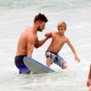Rodrigo Hilbert ensinou os filhos a surfar