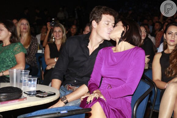 Rodrigo Faro beija a mulher, Vera Viel, durante show de Leonardo e Eduardo Costa, em São Paulo, em 7 de março de 2015