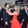 Jennifer Aniston ajeita a gravata do noivo, Justin Theroux, no tapete vermelho do Oscar 2013
