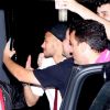 Neymar não quis falar com a imprensa na saída, mas posou para selfies com alguns fãs