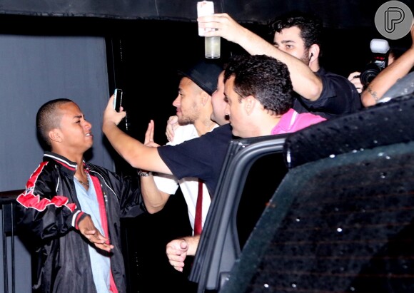 Neymar não quis falar com a imprensa na saída, mas posou para selfies com alguns fãs