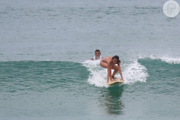 Daniele Suzuki não se importou com a terça-feira nublada e foi pegar onda na praia da Macumba, na Zona Oeste do Rio. Usando um maiô 'engana-mamãe', a atriz, que está no ar em 'Malhação', chamou a atenção para sua boa forma