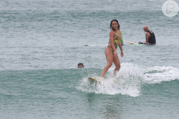 Daniele Suzuki não se importou com a terça-feira nublada e foi pegar onda na praia da Macumba, na Zona Oeste do Rio. Usando um maiô 'engana-mamãe', a atriz, que está no ar em 'Malhação', chamou a atenção para sua boa forma