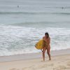Daniele Suzuki não se importou com a terça-feira nublada e foi pegar onda na praia da Macumba, na Zona Oeste do Rio. Usando um maiô 'engana-mamãe', a atriz, que está no ar em 'Malhação', chamou a atenção para sua boa forma