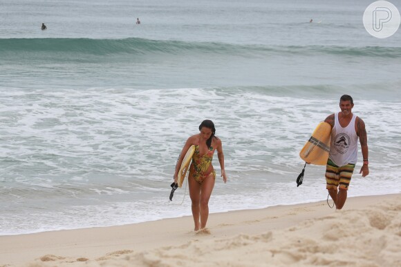 Daniele Suzuki não se importou com a terça-feira nublada e foi pegar onda na praia da Macumba, na Zona Oeste do Rio. Usando um maiô 'engana-mamãe', a atriz, que está no ar em 'Malhação', chamou a atenção para sua boa forma