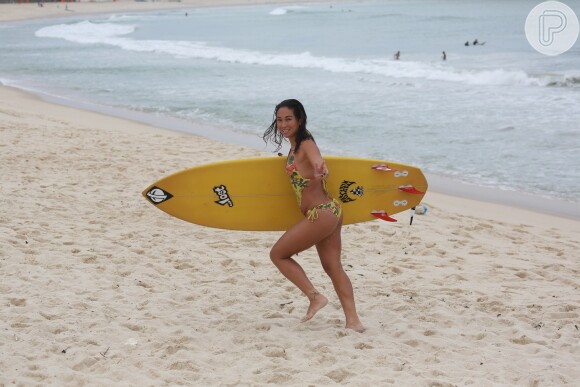 Daniele Suzuki não se importou com a terça-feira nublada e foi pegar onda na praia da Macumba, na Zona Oeste do Rio. Usando um maiô 'engana-mamãe', a atriz, que está no ar em 'Malhação', chamou a atenção para sua boa forma