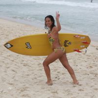 Daniele Suzuki surfa e mostra boa forma com maiô 'engana-mamãe'
