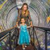 Dani Monteiro chegou com a filha por um túnel que remete aos desenhos animados