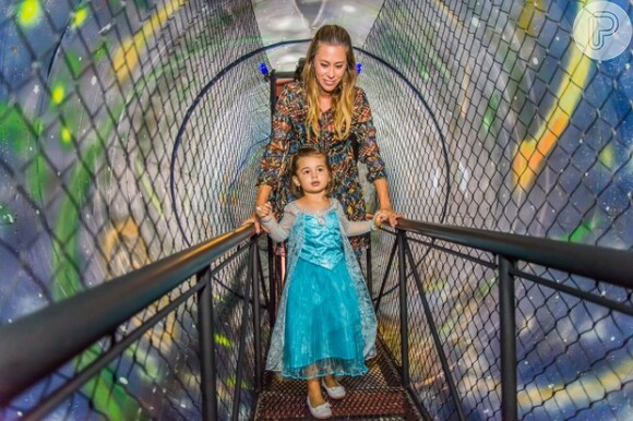 Dani Monteiro chegou com a filha por um túnel que remete aos desenhos animados