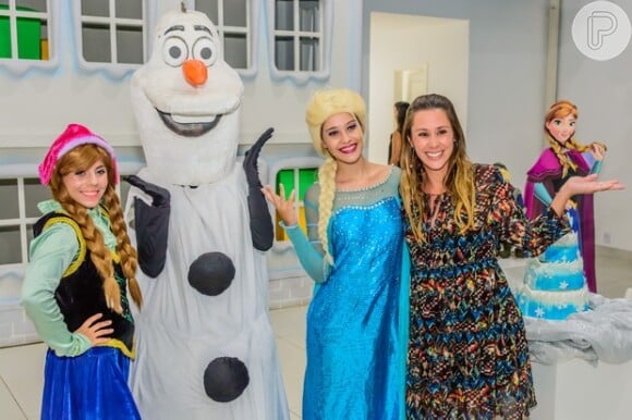Dani Monteiro com as personagens do filme 'Frozen'