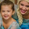Maria, filha de Dani Monteiro, se divertiu com a personagem do filme 'Frozen'