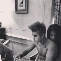 Justin Bieber publica foto sendo abraçado por Selena Gomez